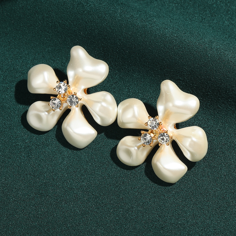 Vintage Fashion Jewelry Brands - Vintage Five Petal Flower Baroque Pearl