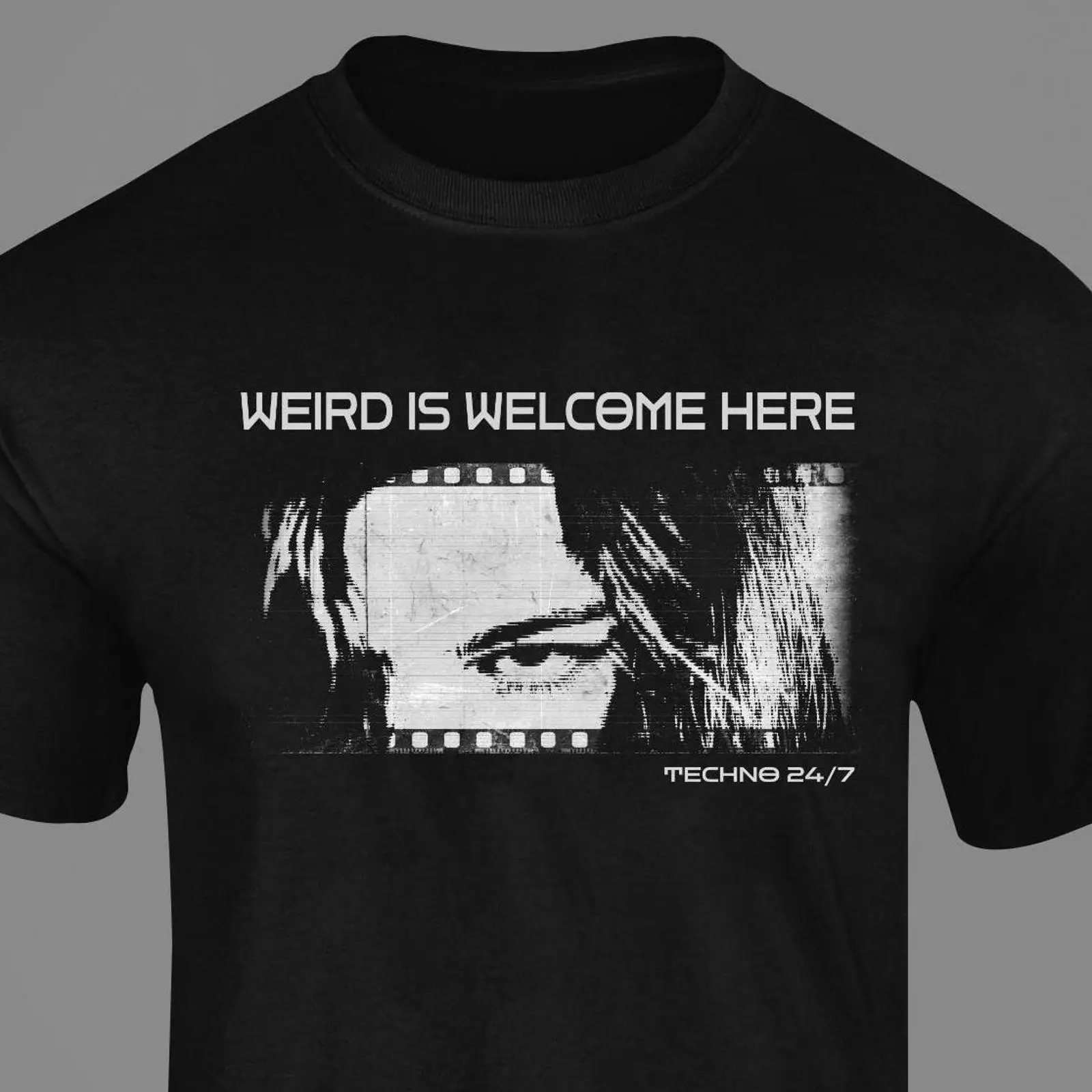 Weird is Welcome Here T Shirt  – Vintage Fashion Berlin Bewertung und Preis